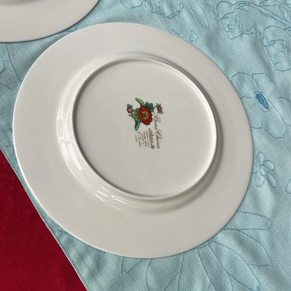 Mikasa Red and Green Ornate Dinnerware set of  2 -Bone China Kutani Bird